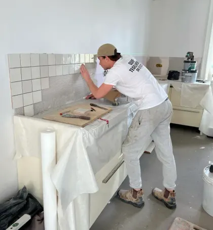 Davey van Duijvenbode aan het werk met tegels