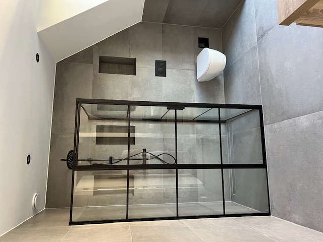 Bathroom corner detail